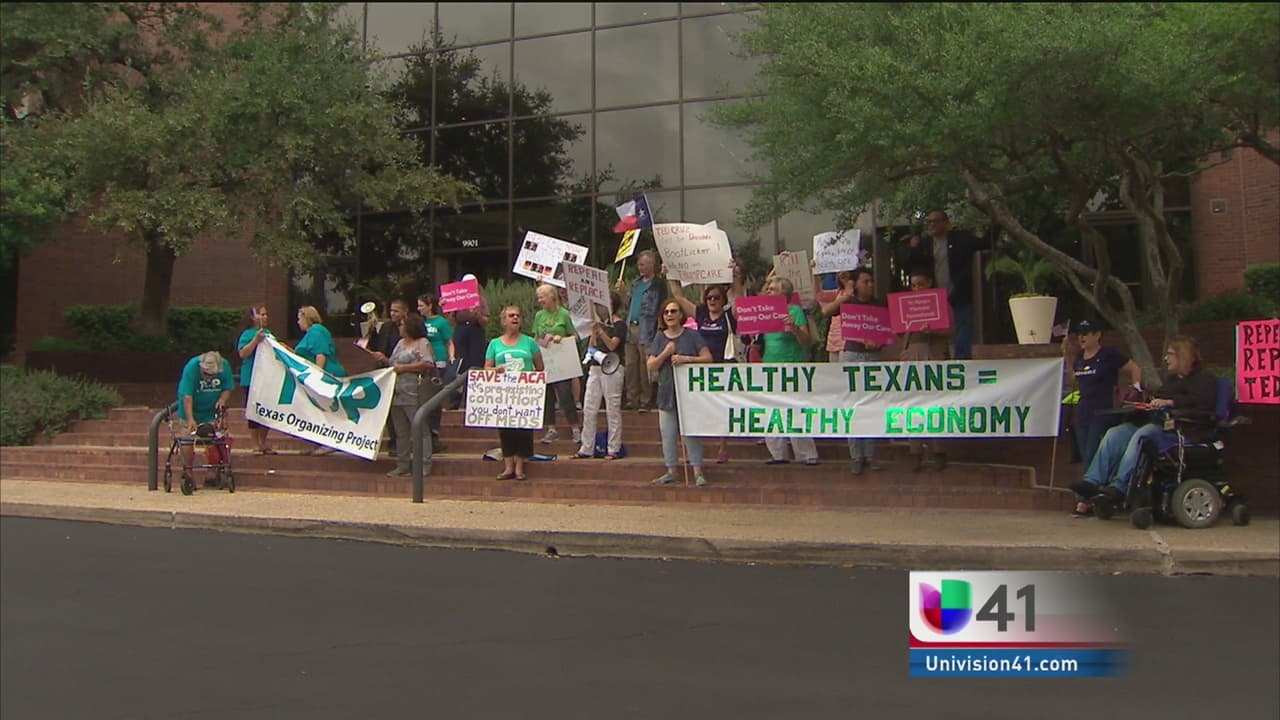 Manifestantes rechazan nueva ley de salud que busca reemplazar a Obama Care