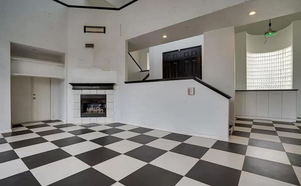 La decoración es de su época, predominan los colores blancos y negros en mosaicos y puertas de la vivienda que tiene cuatro recámaras y cuatro baños con tinas negras, según las fotografías de Zillow y
<a href="https://www.youtube.com/watch?v=tq-hAbr7f8E" target="_blank">Texas Best Home Buyers .</a>