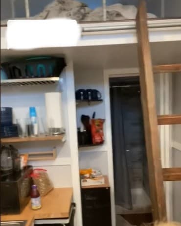 La casa tiene solo 114 pies cuadrados en la planta baja con un desván de 96 pies cuadrados
<b>.</b>