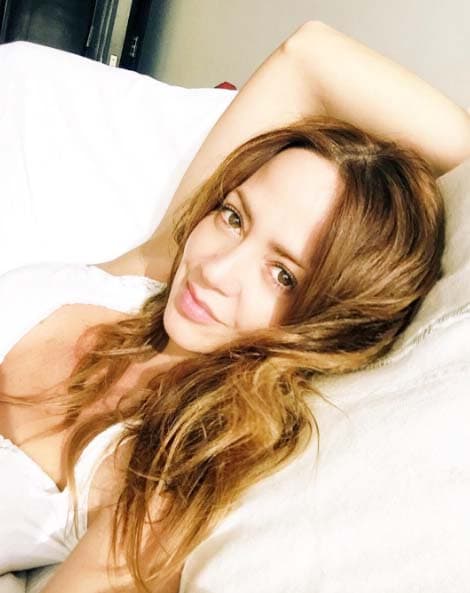 Seguro que para tener un cutis de porcelana, Andrea tiene una rutina de cuidado diarios que incluye la limpieza facial.