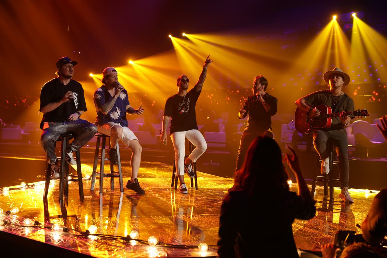 El colombiano se presentó a ensayar su participación en la premiación, donde estará acompañado por la banda Piso 21.