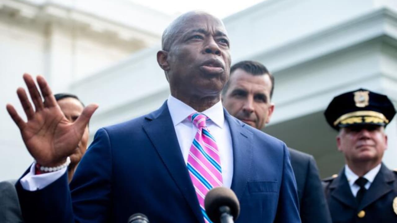 Ante la llegada de más inmigrantes y 
<a href="https://www.univision.com/local/nueva-york-wxtv/nueva-york-funcionarios-rockland-no-quieren-aceptar-inmigrantes-y-declaran-condado-emergencia" target="_blank">la emergencia en la que se declararon varios condados, como Rockland</a>, para no aceptarlos, 
<b>el alcalde de Nueva York emprendió una gira por Latinoamérica para abordar el tema migratorio</b>. 
<a href="https://www.univision.com/local/nueva-york-wxtv/alcalde-nueva-york-eric-adams-darien-colombia" target="_blank">También visitó la selva del Darién</a>.