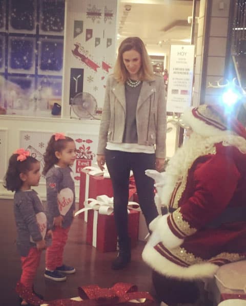 El año pasado las pequeñas cumplieron uno de sus sueños al conocer a Santa Claus: "Hace unos días fuimos a ver a #Santa y no saben que padre experiencia! Estaban felices! Además, me las aleccionó de lo lindo! Jeje! A obedecer a mamá y a papá!!!", confesó la actriz en Instagram con esta imagen.
