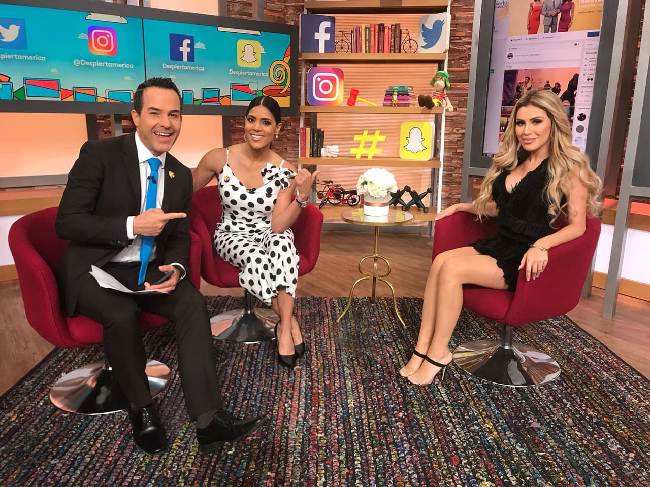 Alexa ya le sigue los pasos a su madre, la reconocida periodista Myrka Dellanos.