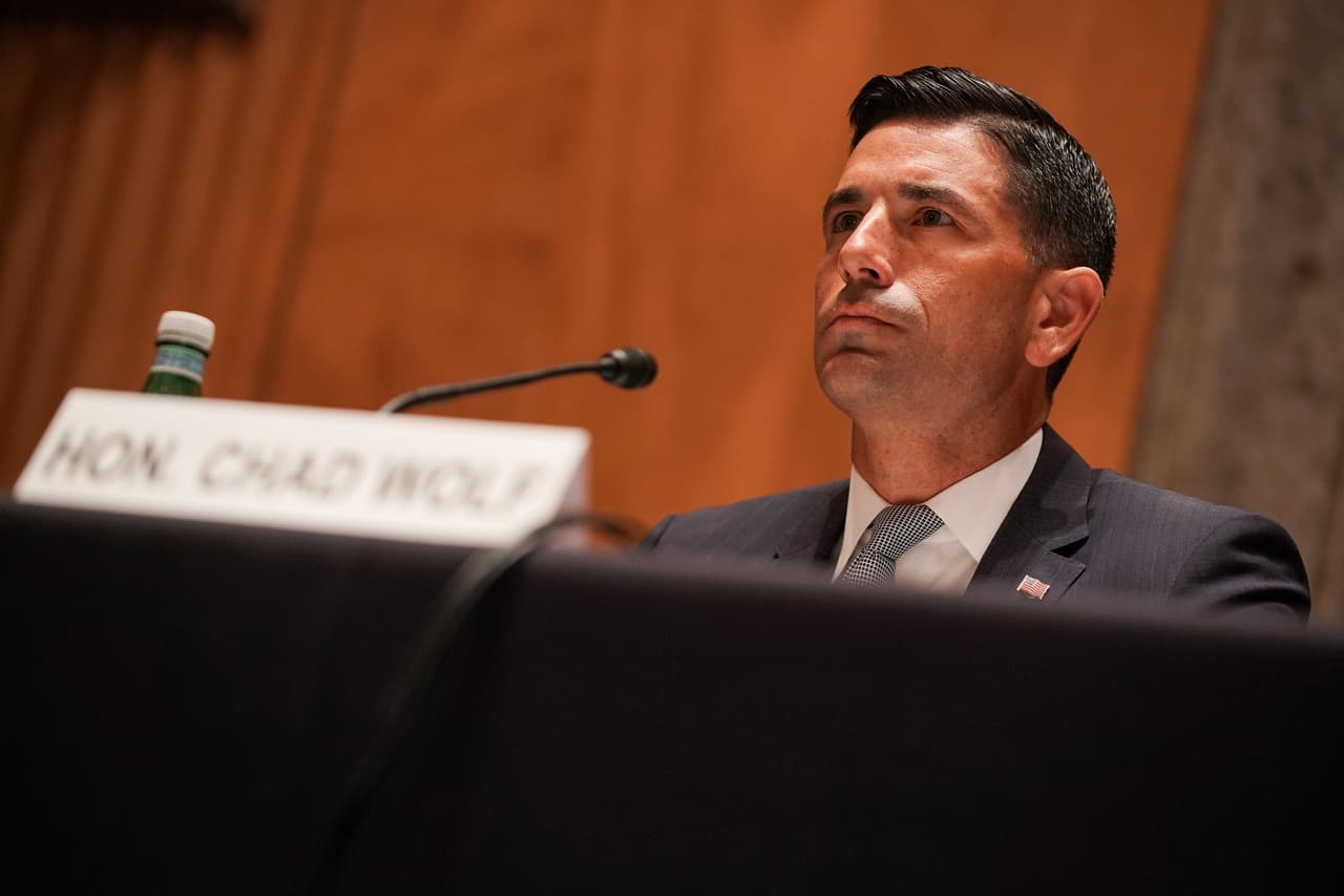 Un
<b> juez federal de Nueva York</b> declaró ilegal el nombramiento de 
<b>Chad Wolf </b>(en la fotografía) como secretario interino del 
<b>Departamento de Seguridad Nacional</b> (DHS, en inglés), lo que invalida sus decisiones, 
<b>como la suspensión del programa DACA</b>, que afectaría a cientos de miles de 
<i>dreamers</i>: jóvenes inmigrantes que llegaron a Estados Unidos siendo niños. ¿Cómo afecta esta decisión a los inscritos al programa en Texas?