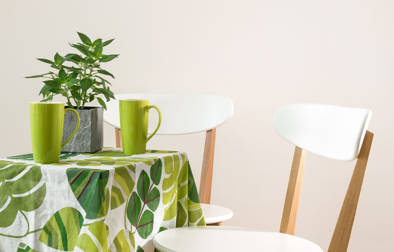 Decorar con objetos con puntas redondas ayuda a que no "corten" la energía. Por eso, recomiendan que en mesas cuadradas o rectangulares las cubras con un manto que evite este mal flujo. Decora con una planta o flor siempre tus mesas.