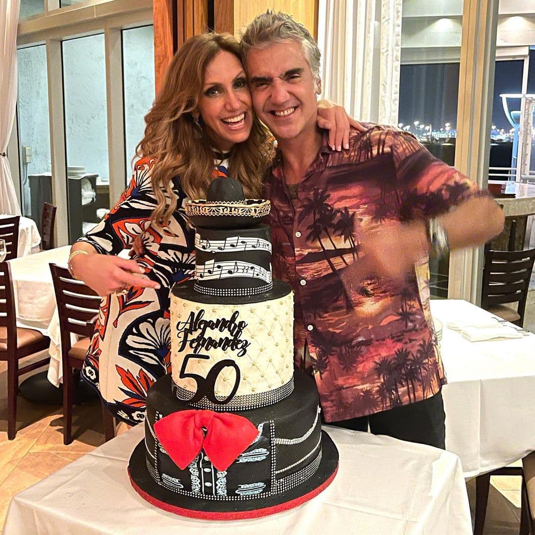 "¡Celebrando a mi querido 'Potrillo' Alejandro Fernández en su cumpleaños extra especial. Deseándote mil bendiciones y que vengan muchos años más llenos de #SALUD #AMOR Y #TEQUILA #happybirthday amigo del alma! Ti AMOOOOOOOO", escribió la presentadora cubana en Instagram.