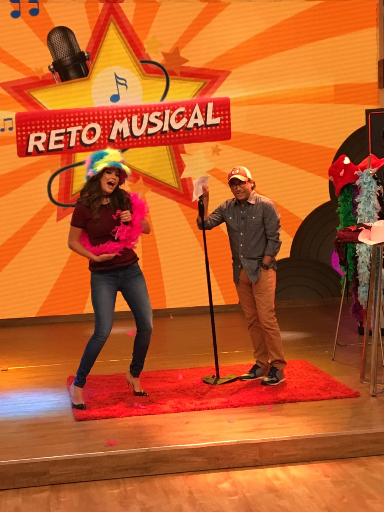 Adal intentó cortarla varias veces, pero su entusiasmo pudo más que su desafinada voz.