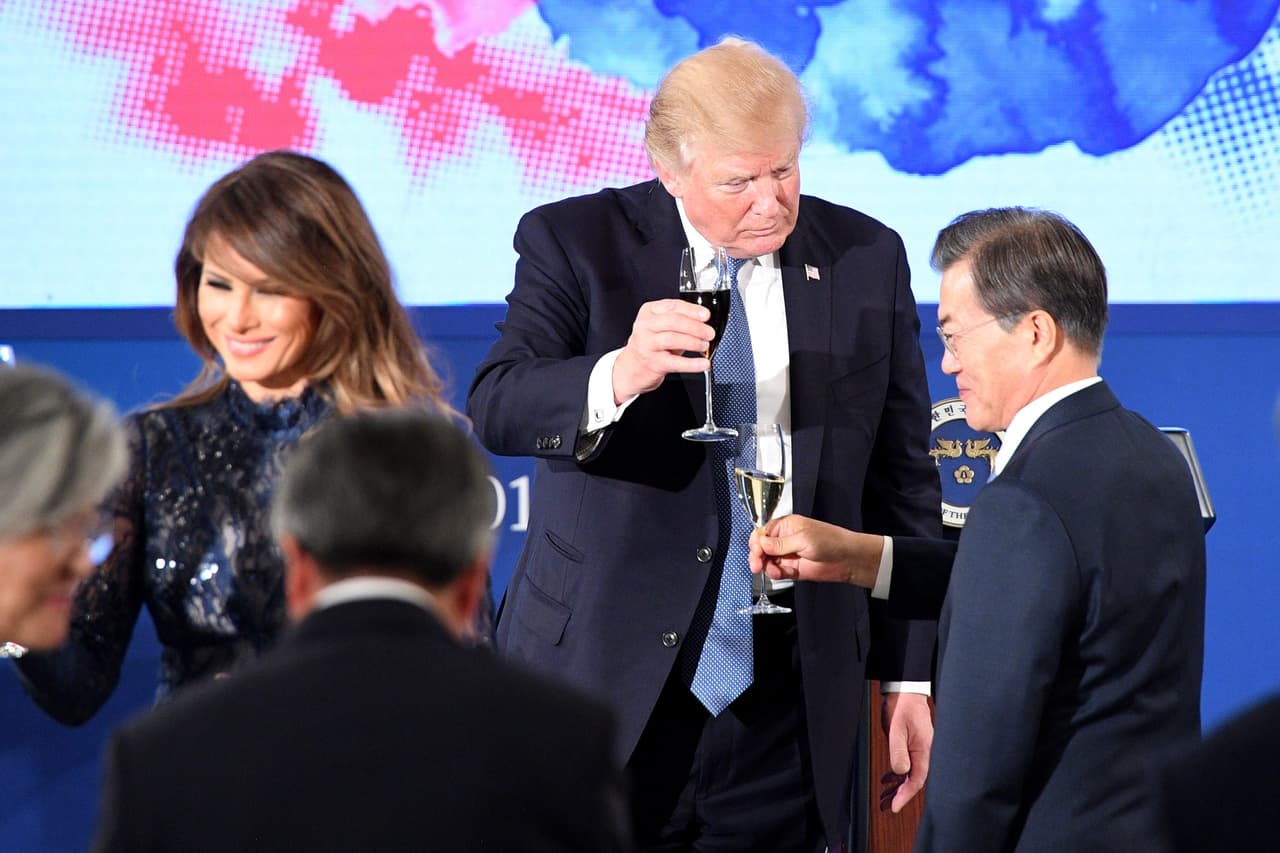 Un brindis entre los dos mandatarios durante una cena de estado, en la Casa Presidencial Azul de Corea del Norte.