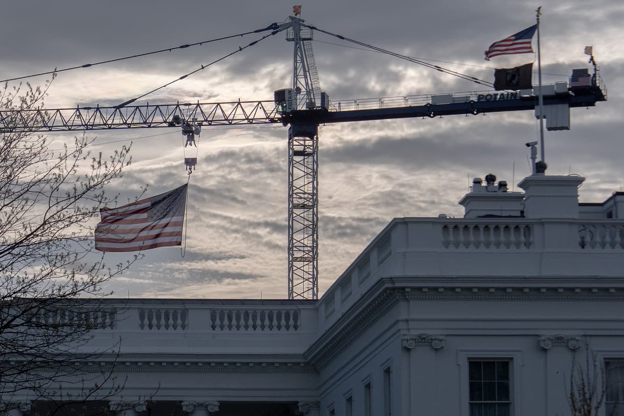 Una grúa utilizada para la construcción del nuevo salón de baile de la Casa Blanca se observa junto a la Casa Blanca, el domingo 5 de abril de 2026, en Washington.