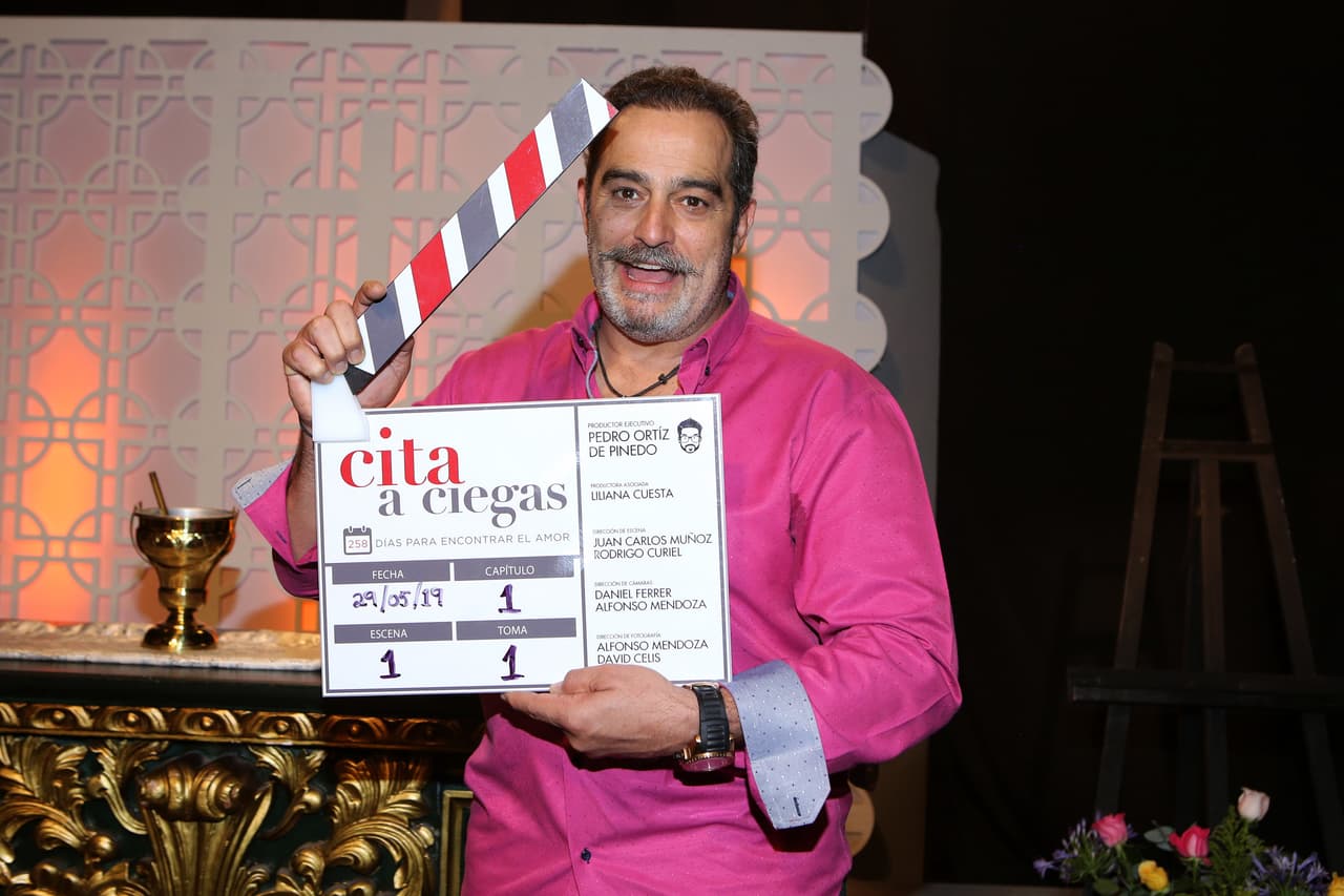 En el inicio de grabaciones de ‘Cita a ciegas’ no pudieron faltar el claquetazo y la tradicional misa oficiada por el padre José de Jesús, en donde el elenco y la producción pidieron por el éxito de la telenovela.