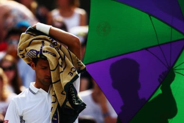 Andy Murray de Gran Bretaña durante un partido en cuartos de final en el Campeonato de Wimbledon.