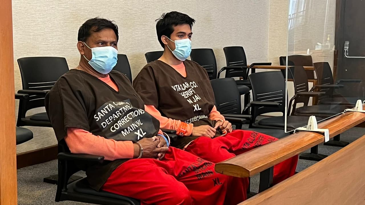 Los fiscales dijeron que eso provocó que la niña se desmayara varias veces. Además, durante ese lapso a la menor no le dieron alimentos ni agua para beber. Eventualmente, Arely “vomitó un líquido claro y púrpura”, según se lee en la acusación formal.
<br>
<br>En la imagen, el abuelo y el tío de la víctima comparecen ante un juez en la Corte Superior del condado de Santa Clara.