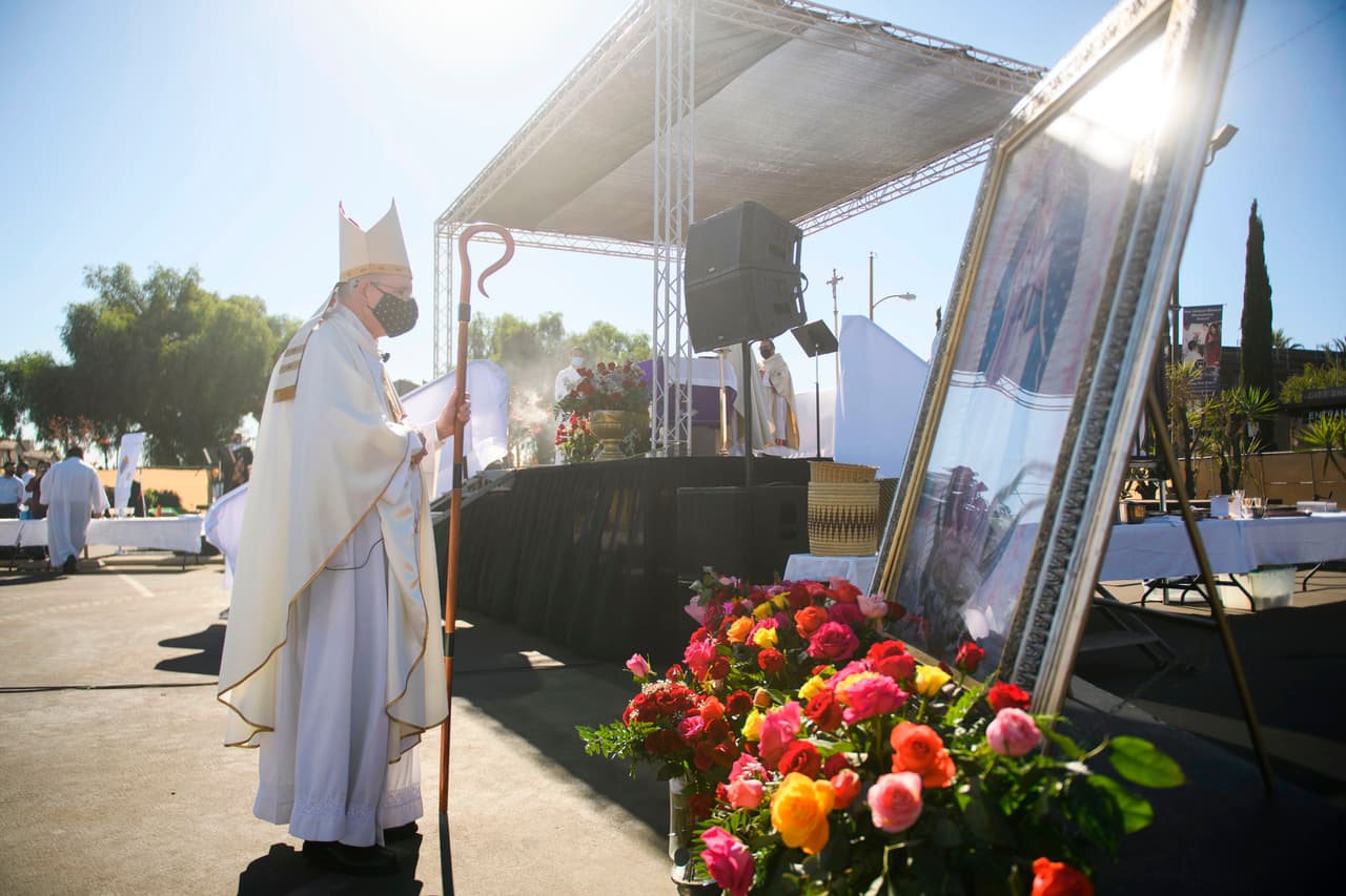 “Durante este tiempo de pandemia, en el que la gente está sufriendo física, emocional, espiritual y económicamente, nuestra Santísima Madre continúa visitando a sus hijos, llevándoles la misericordia sanadora de Dios y su mensaje de esperanza”, dijo el arzobispo José Gómez en una carta.