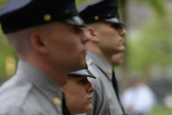 Cadetes de la Academia de Policía de la Autoridad Portuaria rinden honores a las víctimas del 9/11 en la inauguración del Museo.