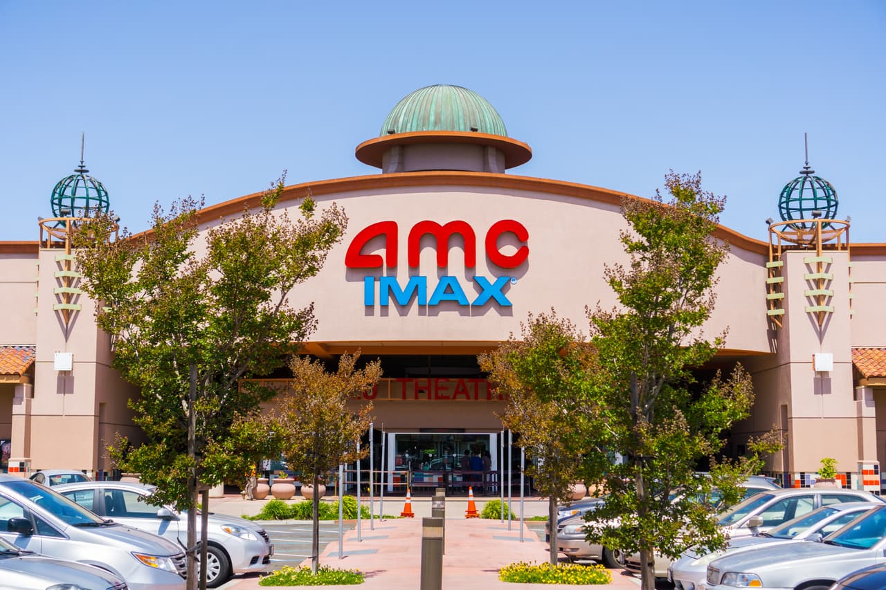 <b>AMC</b>. “
<a href="https://www.natlawreview.com/article/20-retailers-to-watch-bankruptcy-filing-first-half-2021"><u>¿Cuándo fue la última vez que fuiste al cine?</u></a>”, pregunta la publicación legal 
<i>National Law Review</i> en la investigación que la llevó a esta lista. Esta cadena de cines con 659 ubicaciones en EEUU ha continuado recaudando algo de efectivo. Aunque esto debería evitar por ahora la quiebra, queda la incógnita de si será suficiente para mantenerse viva en 2021. La cadena de cines CMX se declaró en bancarrota en abril. 
<a href="https://www.univision.com/noticias/salud/miles-de-despidos-cierres-y-bancarrotas-estas-son-las-companias-gigantes-mas-afectadas-por-el-coronavirus-fotos"><u><i>Vea aquí las compañías gigantescas más afectadas por el coronavirus en 2020.</i></u></a>