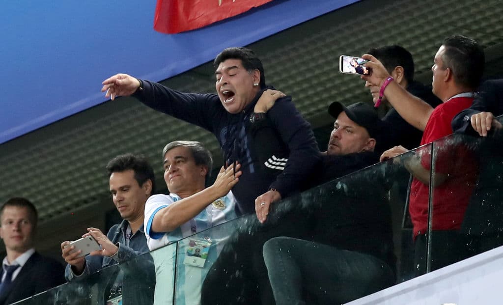 Cuando el partido se ponía más tenso, Maradona también se dejaba llevar por el calor del partido.