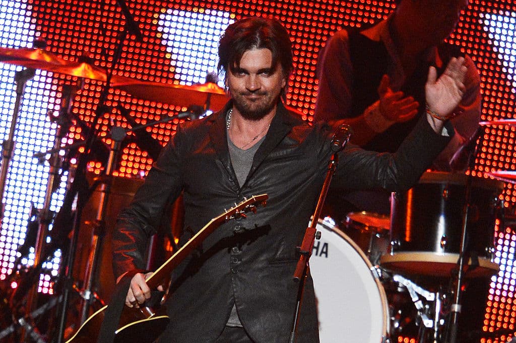 Juanes honra a Bruce Springsteen en la gala de Persona del Año de MusiCares en Los Angeles en 8 de febrero 2013. (Kevork Djansezian/Getty Images)
<br>