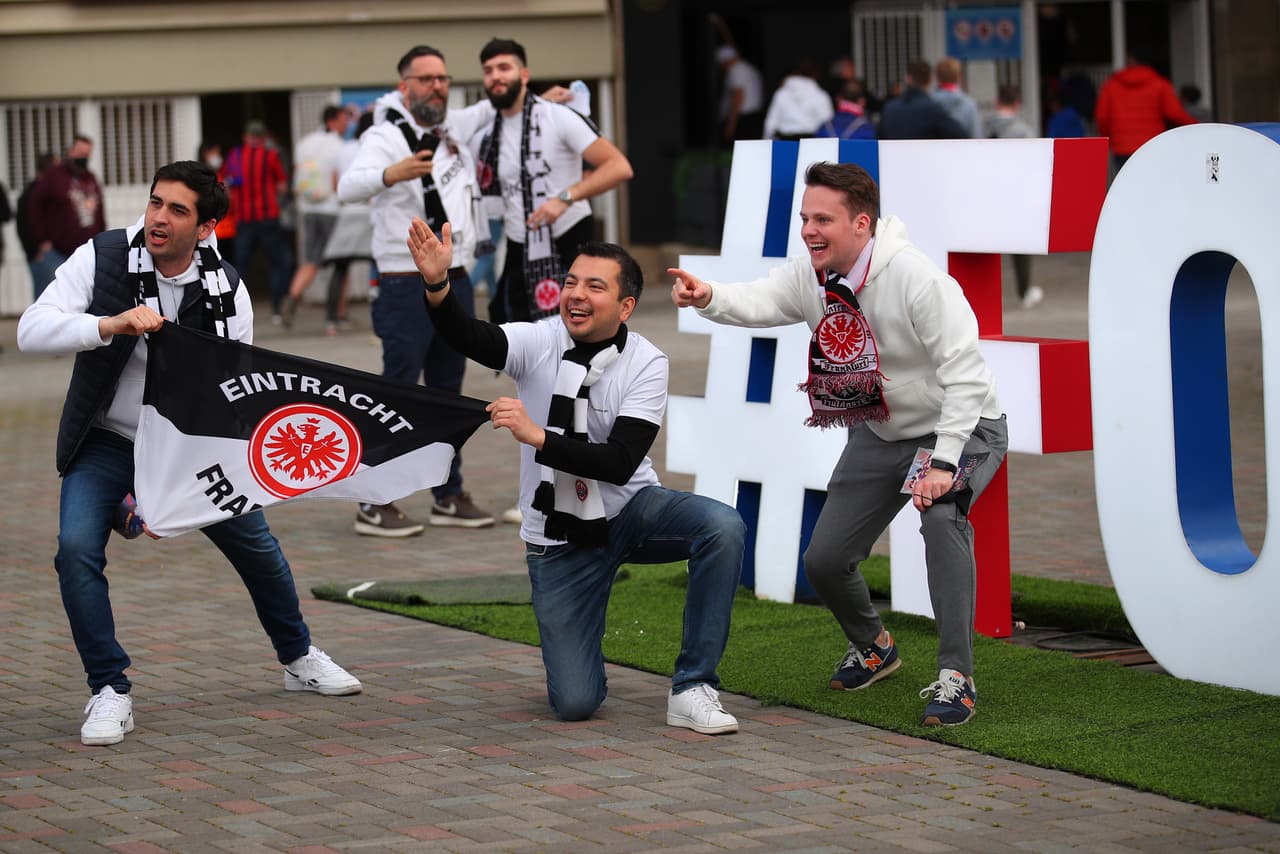 Contra todo pronóstico, el Eintracht Frankfurt se paró con mucha autoridad en el Camp Nou y eliminó a un muy tímido Barcelona que consumó un fracaso más en la temporada, una temporada en la que se irá en blanco.