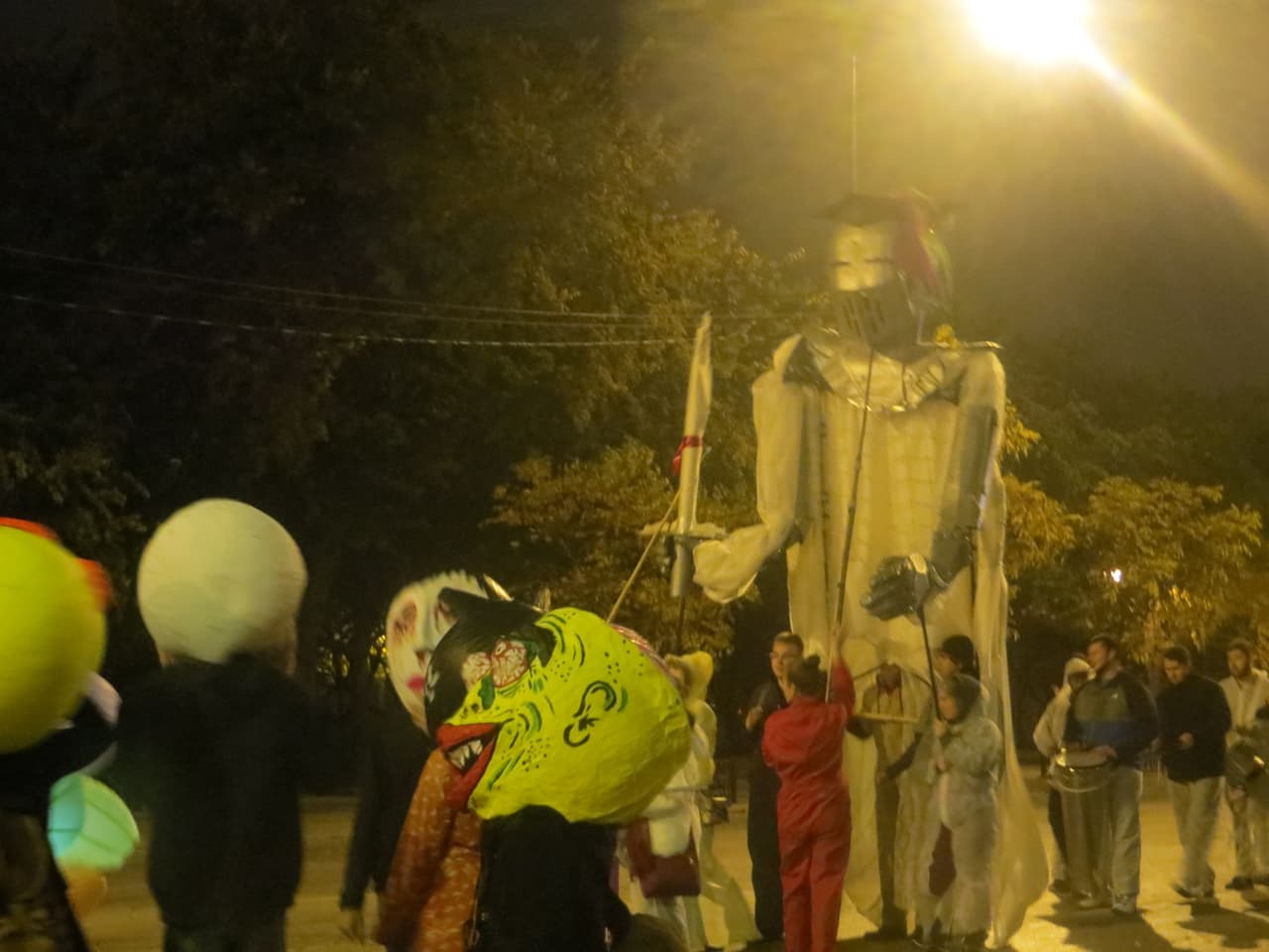 El Desfile de Halloween fue todo un espectáculo. Carros alegóricos, bailes, disfraces de todo tipo y el baile de Thriller que puso a todos a bailar. Mira esta galería de fotos.
