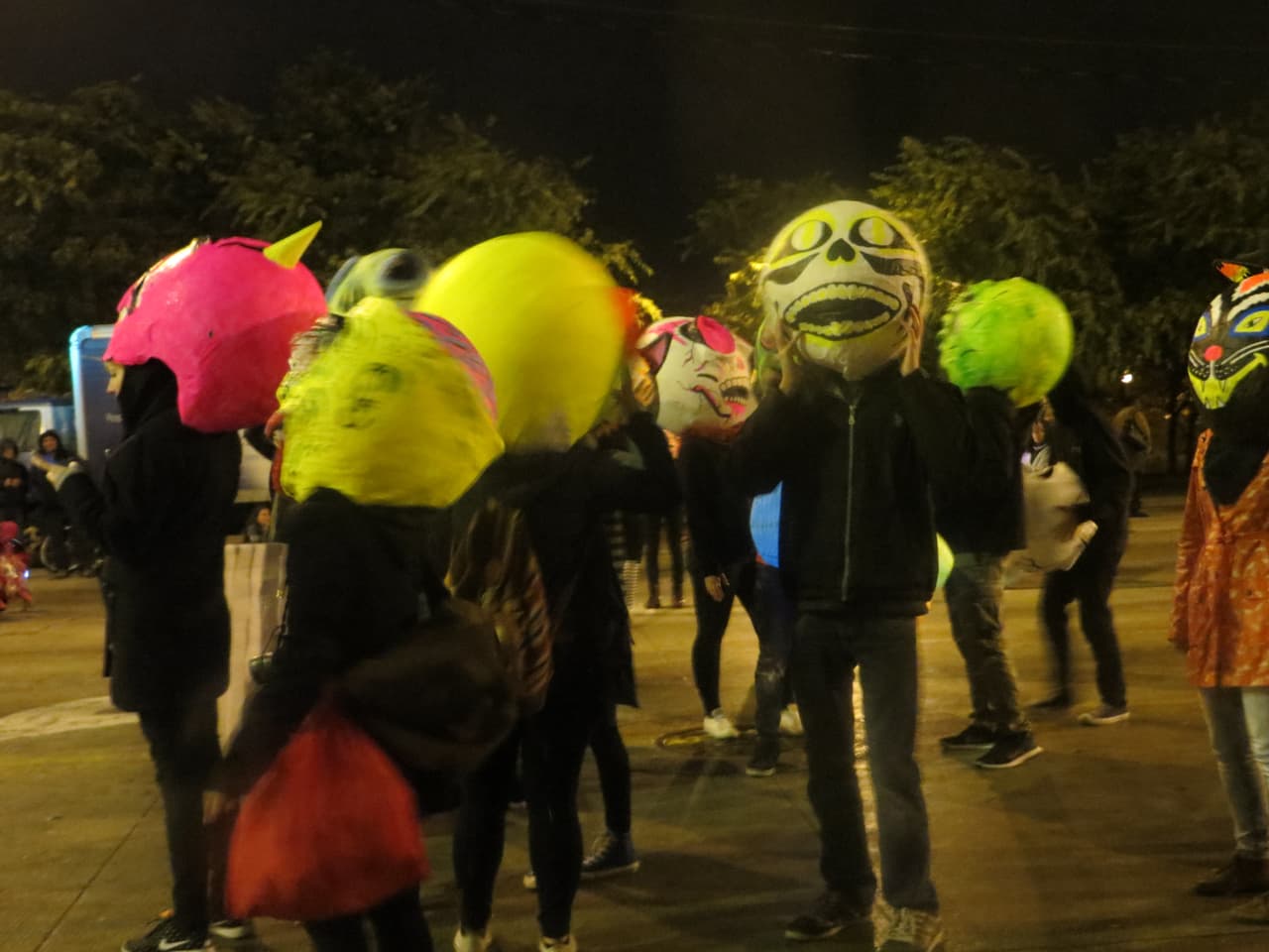 El Desfile de Halloween fue todo un espectáculo. Carros alegóricos, bailes, disfraces de todo tipo y el baile de Thriller que puso a todos a bailar. Mira esta galería de fotos.