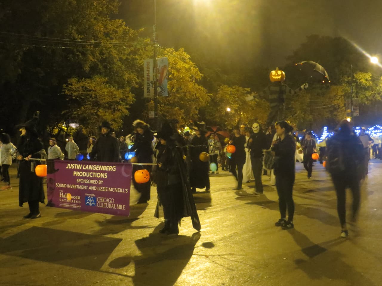 El Desfile de Halloween fue todo un espectáculo. Carros alegóricos, bailes, disfraces de todo tipo y el baile de Thriller, que puso a todos a bailar. Mira esta galería de fotos.