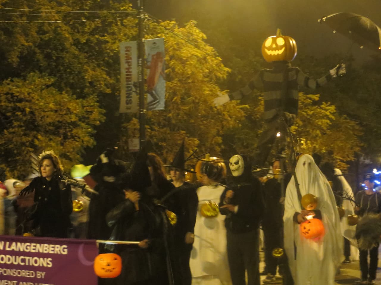 El Desfile de Halloween fue todo un espectáculo. Carros alegóricos, bailes, disfraces de todo tipo y el baile de Thriller que puso a todos a bailar. Mira esta galería de fotos.