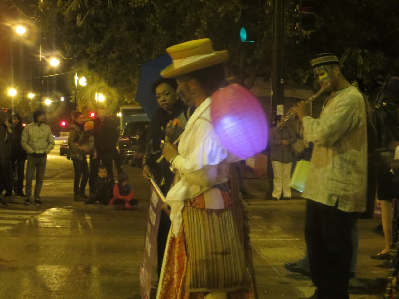 El Desfile de Halloween fue todo un espectáculo. Carros alegóricos, bailes, disfraces de todo tipo y el baile de Thriller que puso a todos a bailar. Mira esta galería de fotos.