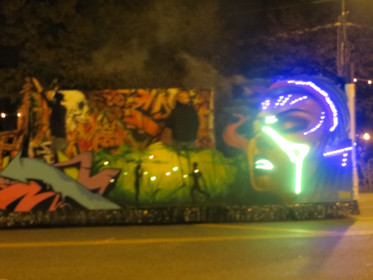 El Desfile de Halloween fue todo un espectáculo. Carros alegóricos, bailes, disfraces de todo tipo y el baile de Thriller que puso a todos a bailar. Mira esta galería de fotos.