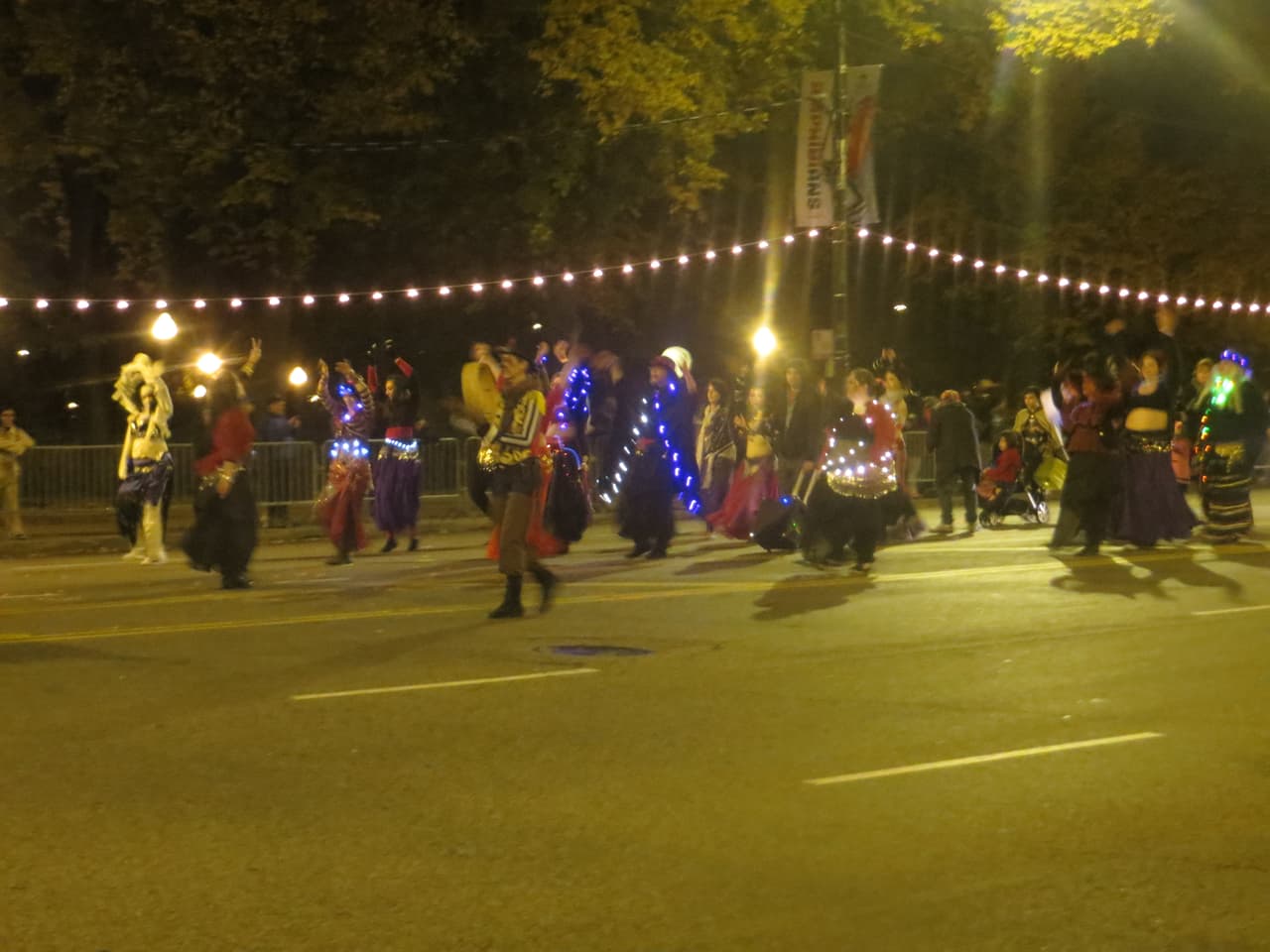 El Desfile de Halloween fue todo un espectáculo. Carros alegóricos, bailes, disfraces de todo tipo y el baile de Thriller que puso a todos a bailar. Mira esta galería de fotos.