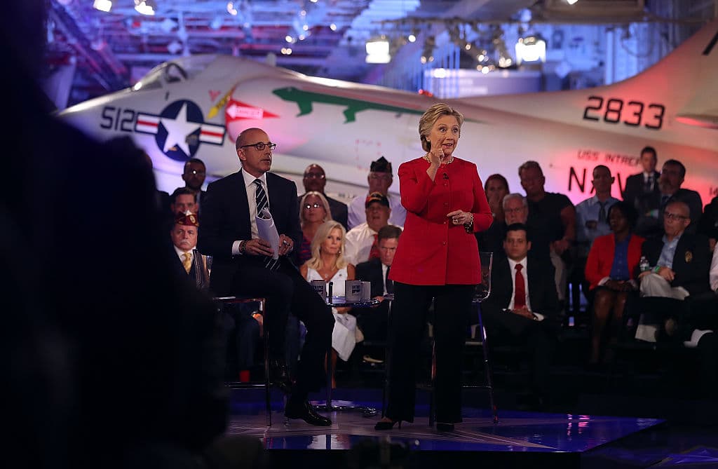 Hillary Clinton participa en el foro con veteranos