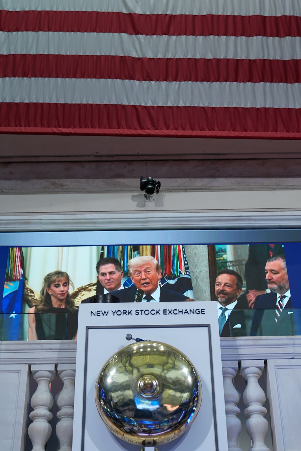 A través de una pantalla gigante, el presidente Trump se hizo presente en la Bolsa de Valores de Nueva York. 
<br>Todos escucharon cuando en broma y en serio aclaró que
<b> no pidió que estas cuentas llevaran su nombre.</b>
