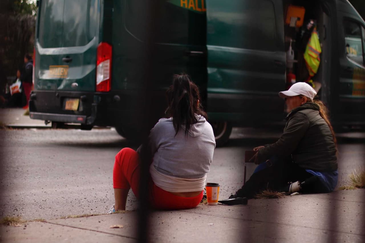 Un par de mujeres charlando a la espera de encontrar trabajo.