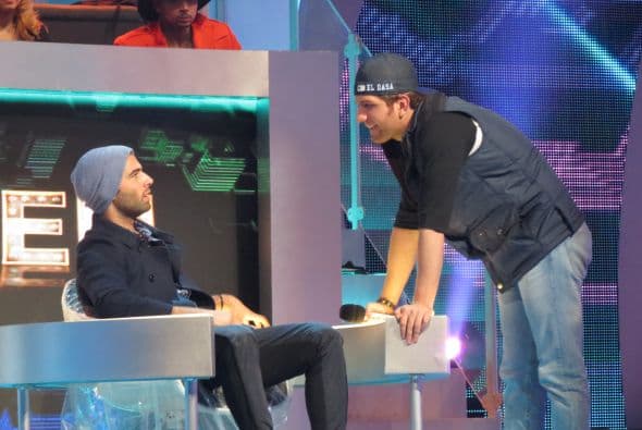 El grupero se sentó con Jencarlos a platicar y tal vez pedirle consejos.