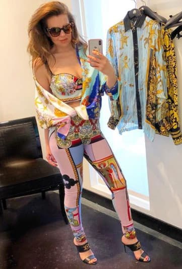 Thalía ha demostrado en sus redes sociales que una de sus grandes pasiones son los zapatos, y no cualquier par de zapatos... los modelos con los que posa la cantante destacan por su elevado costo.