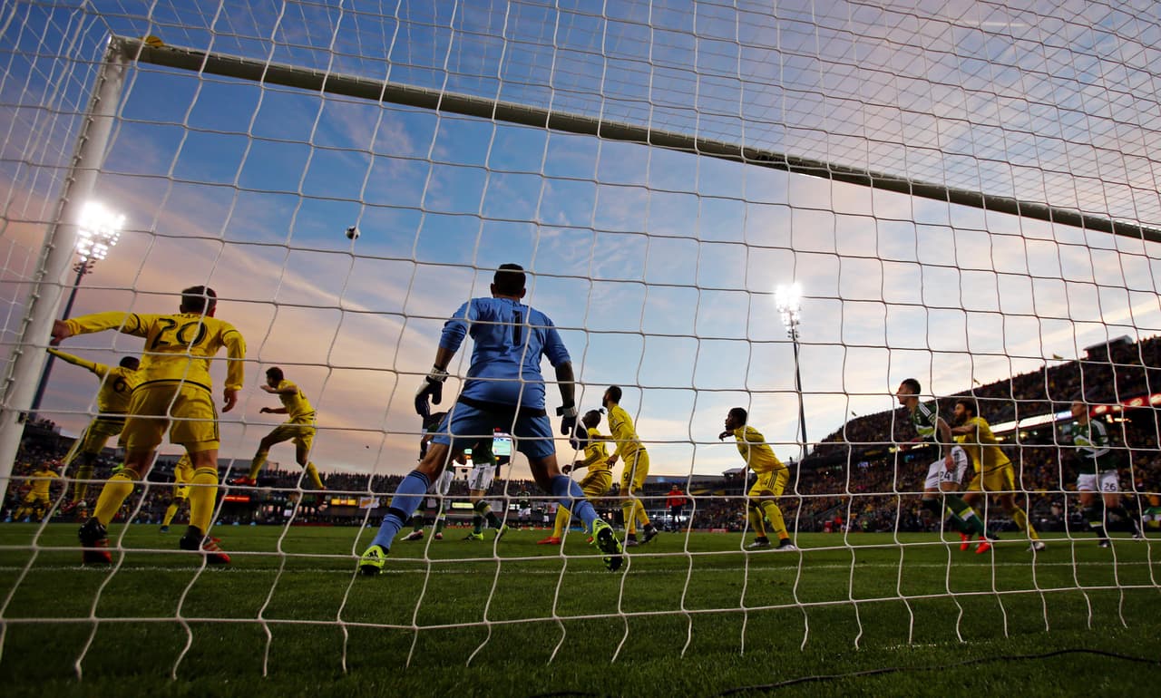 Pintoresca escena en el área de Columbus Crew durante el primer tiempo.