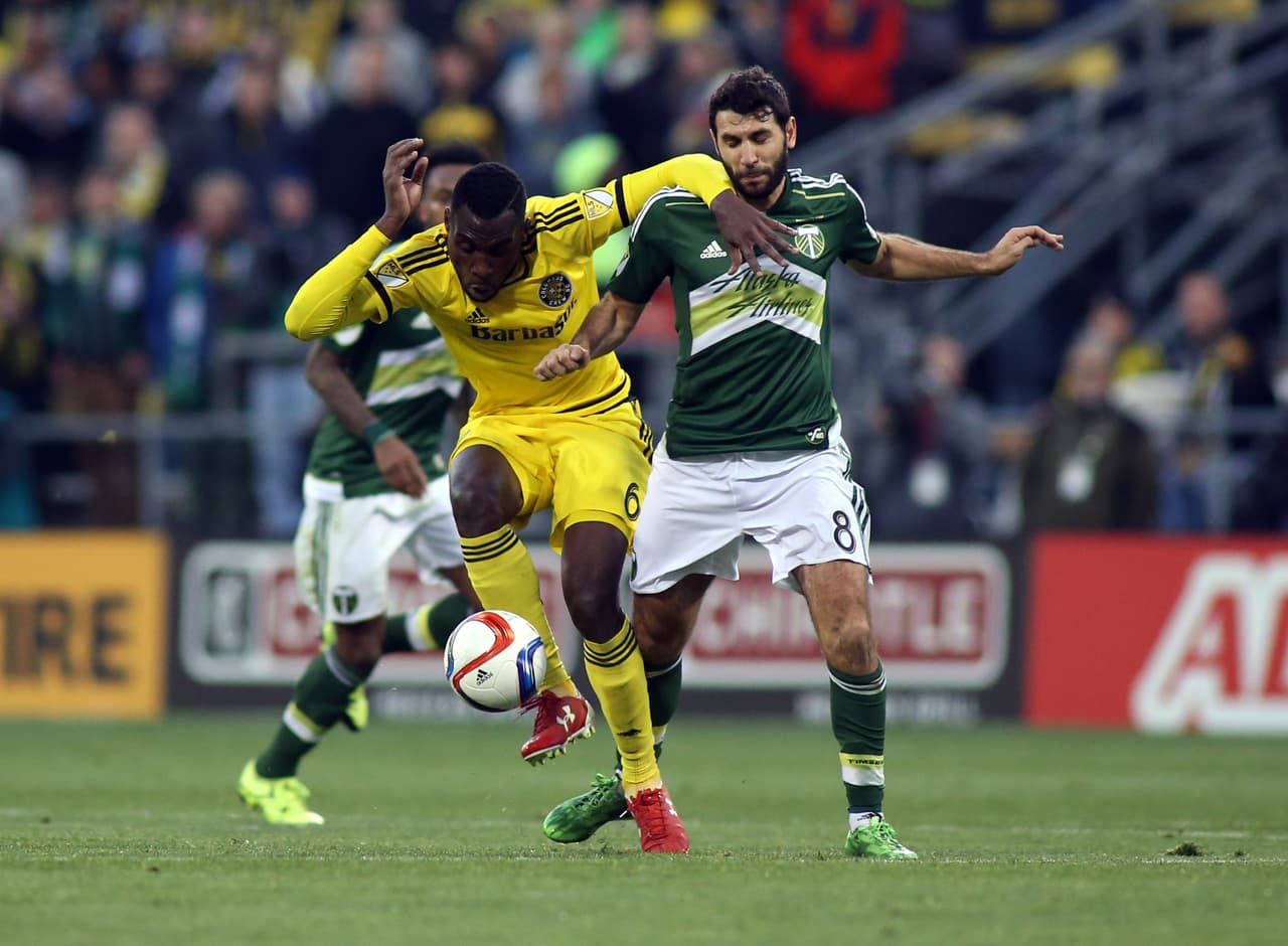 Diego Valeri no sólo juega, también fue un factor importante en la recuperación de la pelota. Aquí presionando a Tony Tchani.
