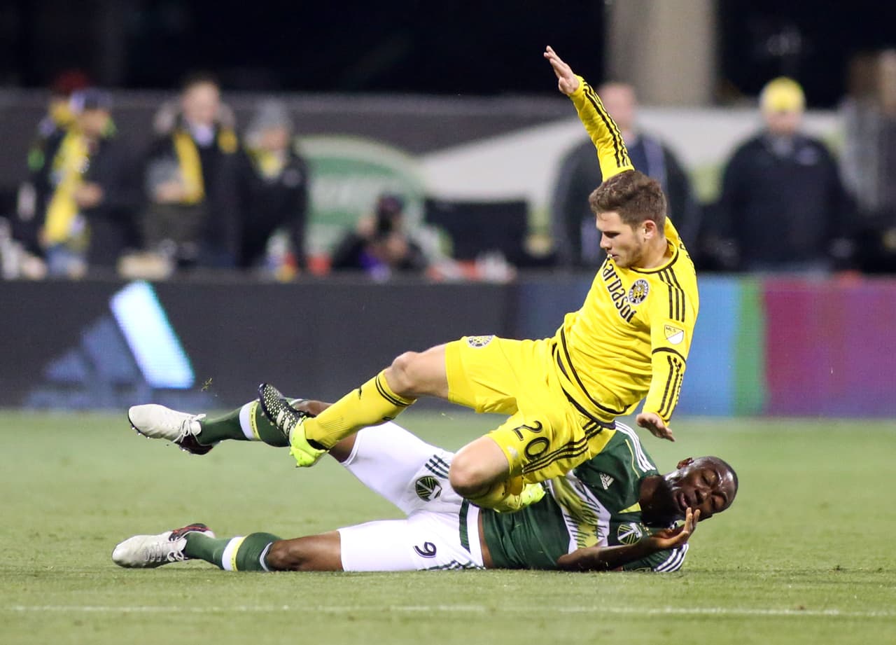 Wil Trapp no pudo influir para Columbus Crew. Portland Timbers presionó muy arriba y hasta su centro delantero fue al piso.