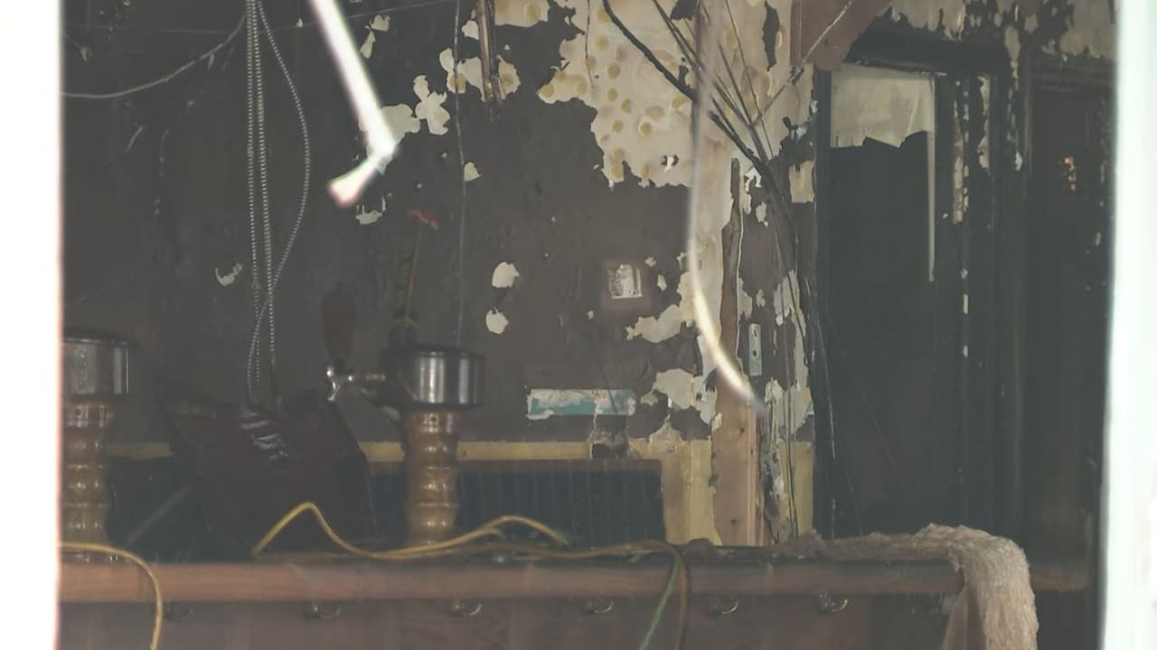 <b>El área alrededor de Grand Street y Union Avenue se cerró</b> mientras los bomberos continuaban trabajando.