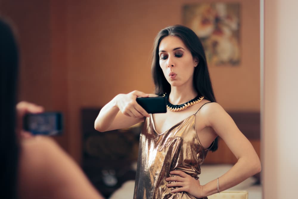 Leo siempre sabe cómo lucir bien, radiante, con los mejores atuendos y consejos, y por supuesto, adora ser alabado y admirado, pues nació para destacar. Tan sólo hay que trabajar en esa humildad, amiguitos.