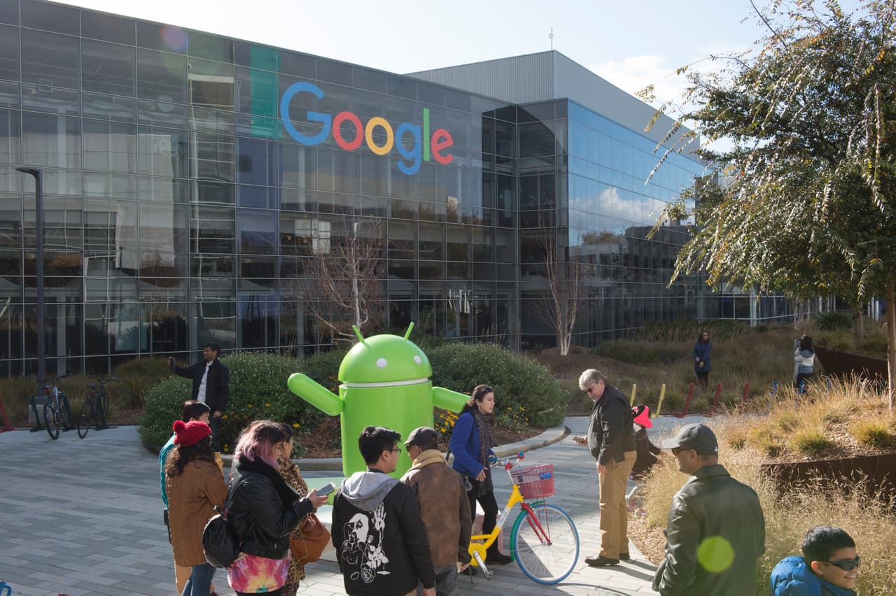 <b>Alphabet, empresa matriz de Google, YouTube, Nest y otros (internet). </b>Puesto 1.
<br>
<b>Cantidad de empleados en EEUU</b>: 98,800.
<br>
<b>Principales sedes en EEUU: </b>San Francisco, Nueva York y Seattle.
<br>
<b>Habilidades más demandadas: </b>Estructuras de datos, Matlab y lenguaje de programación R.
<br>
<b>Puestos de trabajo con más nuevas contrataciones: </b>ingeniería, tecnología de la información, gestión de programas y proyectos.
<br>