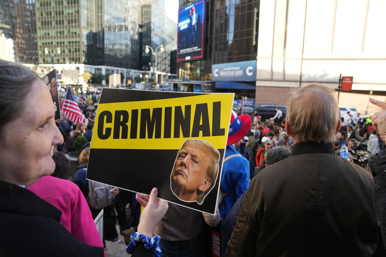 Se mencionó que Trump enfrenta 34 acusaciones penales por falsificación de registros comerciales en Nueva York, además de haber sido declarado responsable en un tribunal civil por fraude empresarial y abuso sexual, complicando su relación con la ciudad.