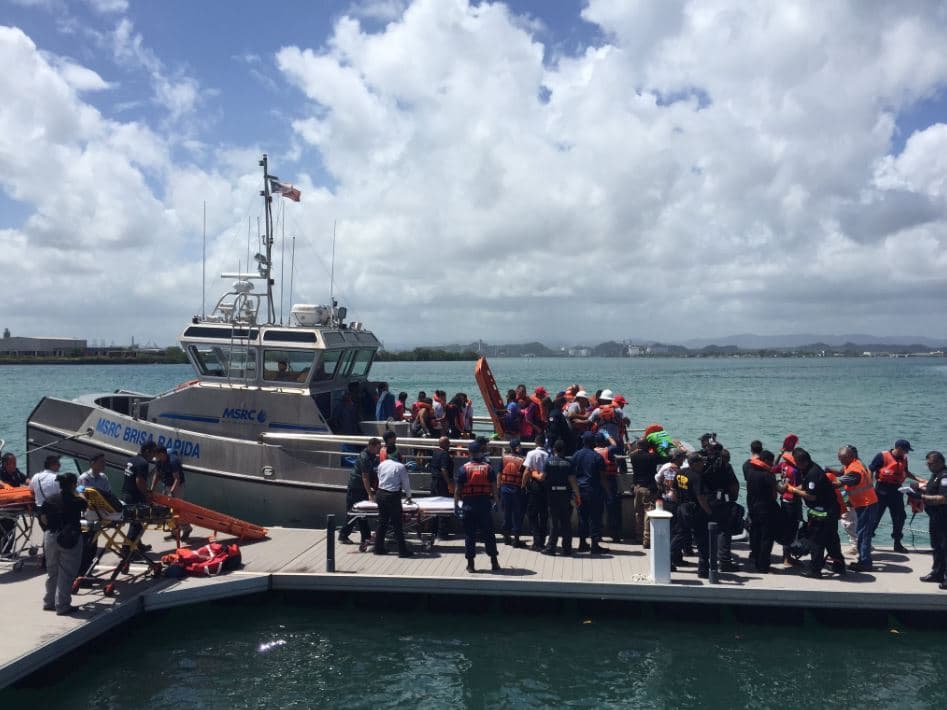 Los 387 pasajeros fueron transportados al muelle de San Juan donde fueron atendidos por personal médico.