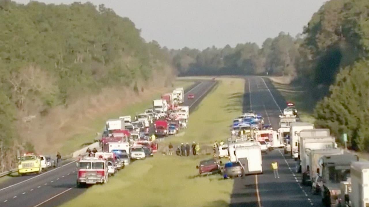 Greg Abbott, gobernador de Texas, envió un comunicado en el que lamenta el accidente y agradece a las autoridades y al personal de rescate por su pronta reacción para salvar las vidas de los ocupantes del autobús.