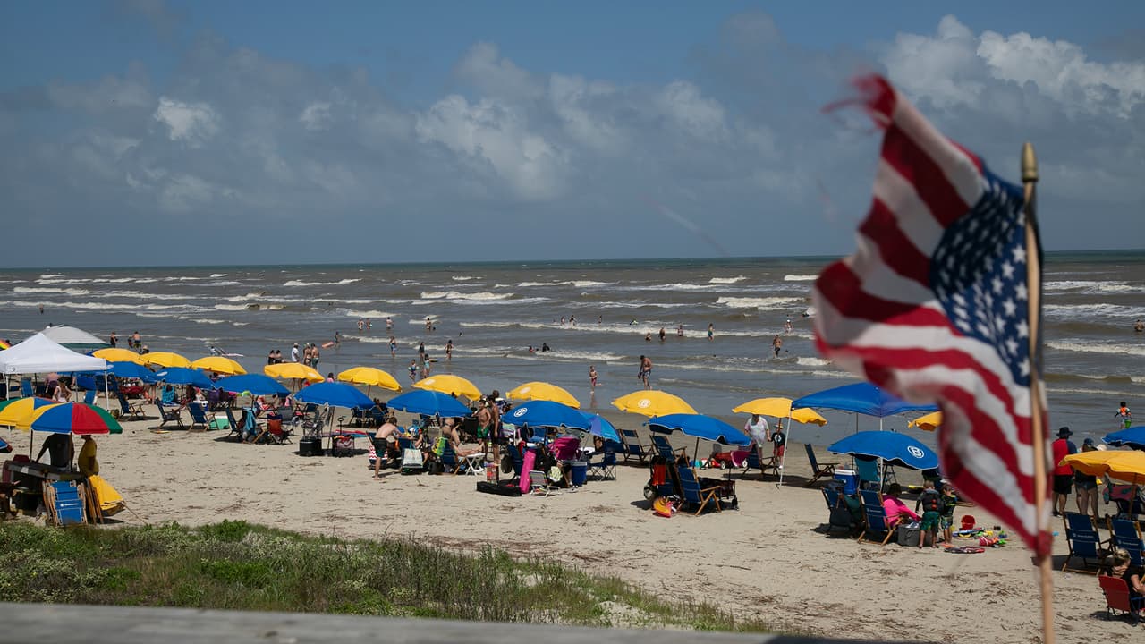 A pesar de la pandemia del 
<a href="https://www.univision.com/temas/coronavirus">coronavirus</a>, muchos decidieron viajar hasta Beachside en la isla de Galveston.