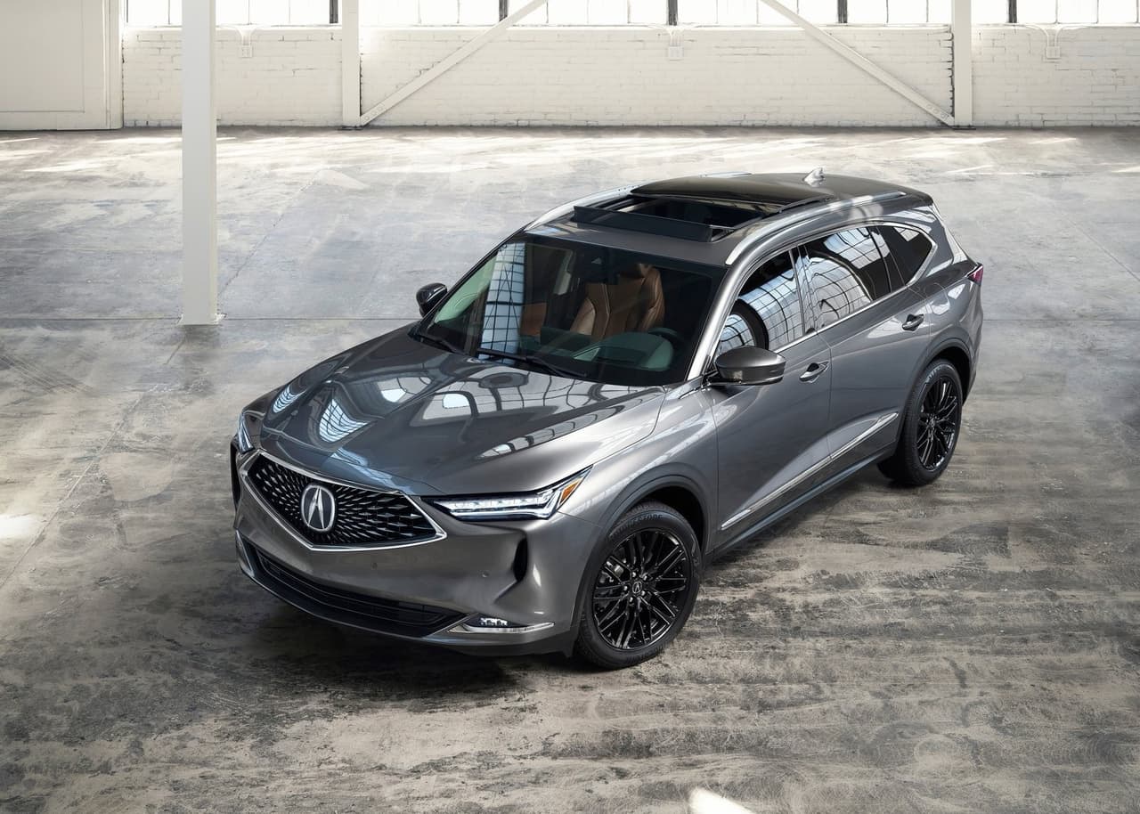 <h3 class="cms-H3-H3"><b>Acura MDX 2022</b></h3>
<br>
<br>Acura actualizó la MDX para su edición 2022 siguiendo la misma filosofía de diseño presente en la SUV compacta RDX y en el sedán TLX. Su motor base es un V6 de 3.5 litros capaz de producir 290 caballos de fuerza. Sin embargo, para quienes buscan un comportamiento más agresivo, el fabricante también ha preparado una versión Type S con un motor V6 de 3.0 litros turbo con la capacidad de producir 355 caballos de fuerza. El precio inicial de esta SUV es de 48,245 dólares.
<br>
<br>
<b>Relacionado: </b>
<a href="https://www.univision.com/carros/5-minutos-a-bordo-acura-mdx-2022-univision-a-bordo-video"><u>5 Minutos A Bordo Acura MDX 2022</u></a>