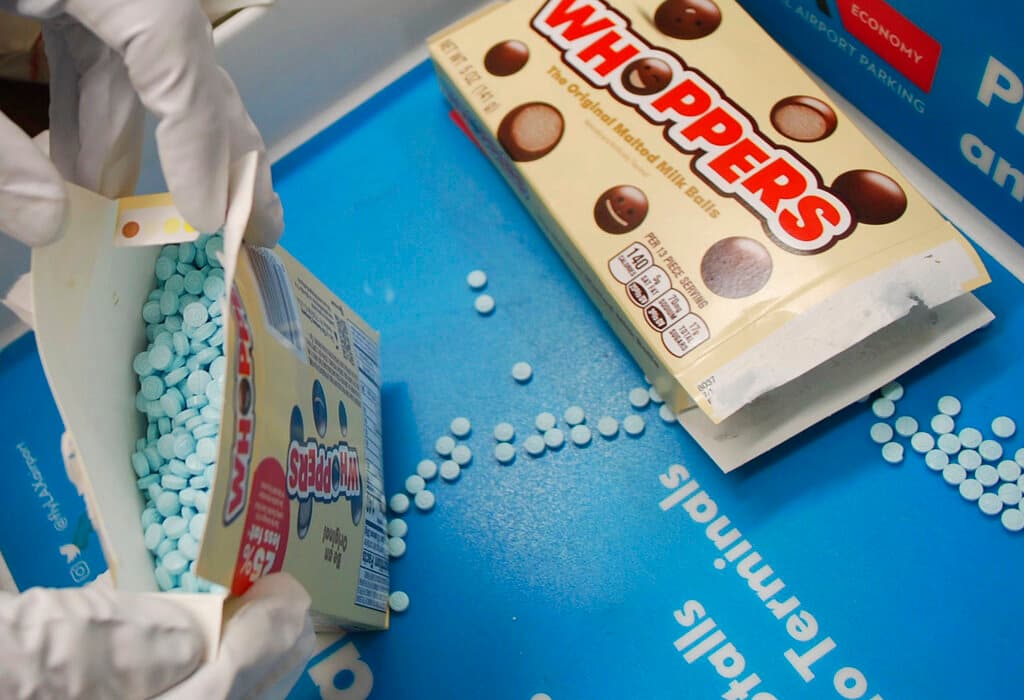 La dogra estaba escondidas en bolsas y cajas de dulces en la zona de requisa del TSA del aeropuerto de Los Ángeles.