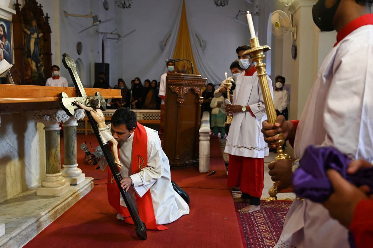 Un obispo besa una cruz durante una misa en la Catedral de San José de Rawalpindi, Pakistán, el Viernes Santo.