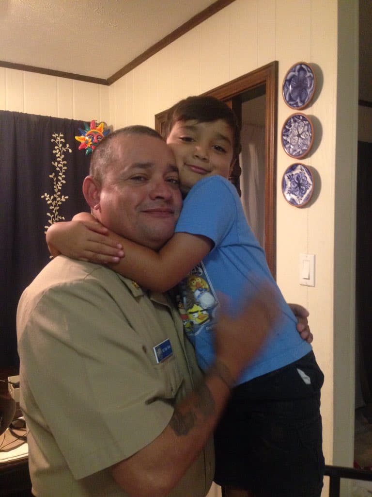 Padre asiste a actividad escolar de su hijo a pesar de las distancias