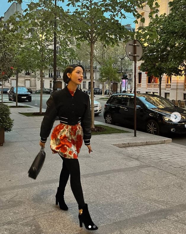 Resaltó la 
<b>chamarra Givenchy</b> con la que acompañó el 'outfit'. 
<br>